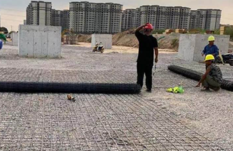 泽州土工格栅铺设前地基要怎么处理？